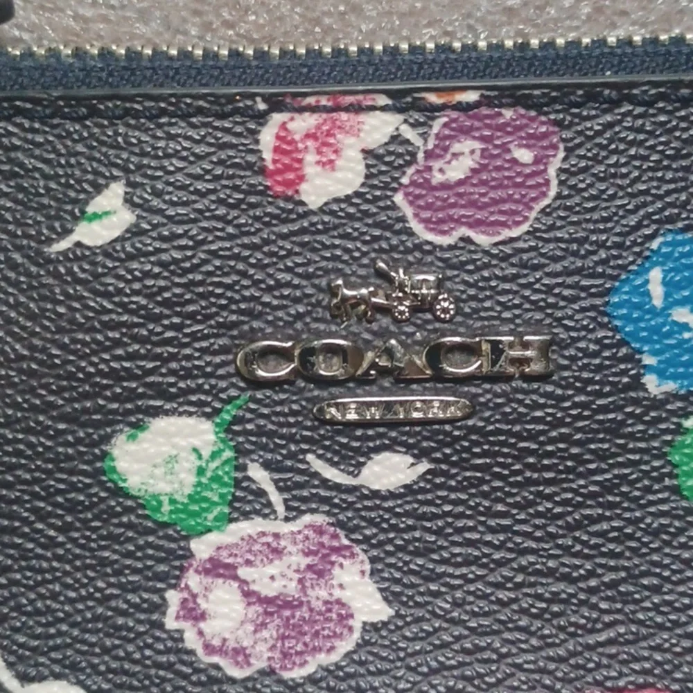 SOLD - COACH Large Wristlet 19 in Wildflower Print - Mini Purse - Picture 4 of 15